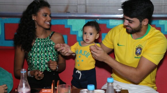 Aline Dias, após ver jogo do Brasil com filho, lamenta: 'Não foi dessa vez'