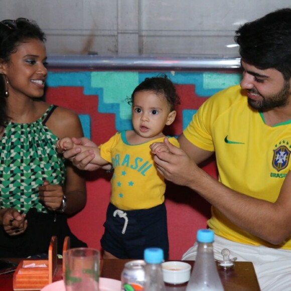 Aline Dias assistiu ao jogo da seleção brasileira no restaurante caribenho Coco Mambo acompanhada do marido e do filho nesta sexta-feira, 6 de julho de 2018