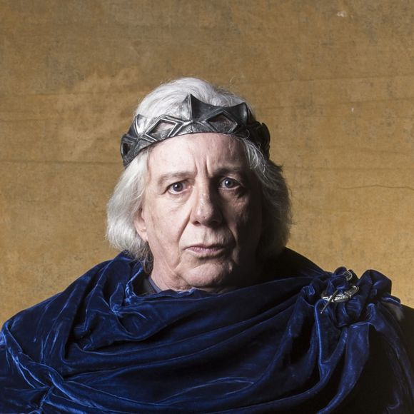 Rodolfo (Johnny Massaro) conta a Afonso (Romulo Estrela) o que Otávio (Alexandre Borges) pretende nos últimos capítulos da novela 'Deus Salve o Rei': 'O plano é matar, num só ataque, você, o rei Augusto (Marco Nanini) e o rei de Alfambres'