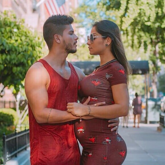 Mayra Cardi aposta em looks justos, que deixa a barriga em evidência