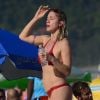 Letícia Spiller se hidratou com água na praia