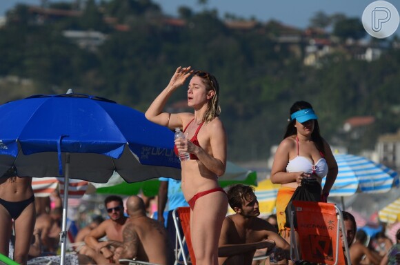 Letícia Spiller se hidratou com água na praia