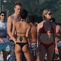 Filho de Marcello Novaes vai à praia com a namorada e a mãe, Letícia Spiller