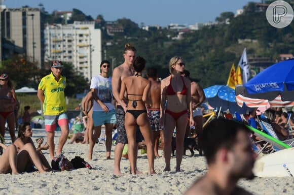 Pedro Novaes foi à praia da Barra da Tijuca com a mãe, Letícia Spiller, e a namorada, Isadora Alves
