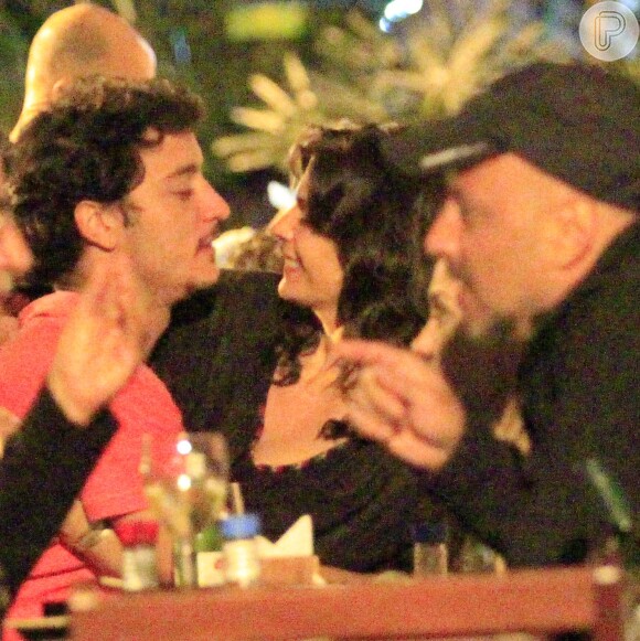 Helena Ranaldi beija o namorado, Allan Souza, em restaurante no Rio