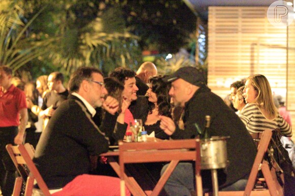 Helena Ranaldi curte noite com amigos e com o namorado, Allan Souza, em restaurante na Gávea, Zona Sul do Rio de Janeiro