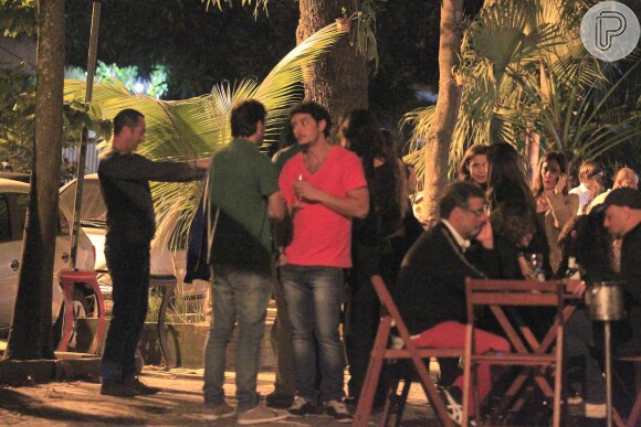 Helena Ranaldi sai para jantar com o namorado, Allan Souza, e amigos em um restaurante no Rio de Janeiro