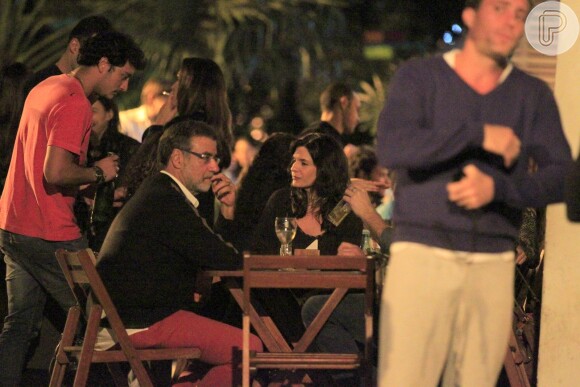 Helena Ranaldi curte jantar entre amigos e com a presença do namorado, Allan Souza, no Rio