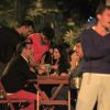Helena Ranaldi sai para jantar com o namorado, Allan Souza, e amigos no Rio
