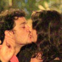 Helena Ranaldi beija o namorado, Allan Souza, em restaurant​e no Rio