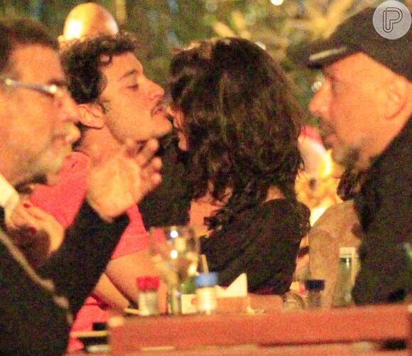 Helena Ranaldi ganha chamego do namorado, Allan Souza, em restaurante no Rio de Janeiro