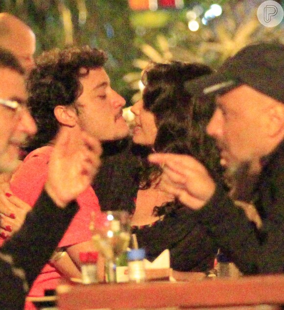 Helena Ranaldi curte noite com o namorado, Allan Souza, em restaurante japonês no Rio