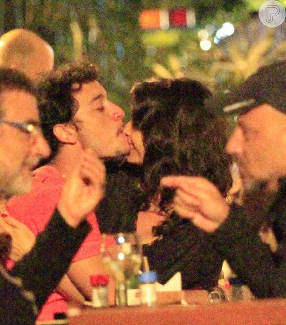 Helena Ranaldi curte noite romântica com o namorado, Allan Souza, em restaurante japonês no Rio