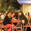 Helena Ranaldi troca beijos com o namorado, Allan Souza, em restaurante do Rio de Janeiro