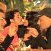 Helena Ranaldi troca beijos com o namorado, Allan Souza, em restaurante do Rio de Janeiro