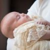 Louis, de 11 semanas, chegou dormindo no colo de sua mãe, Kate Middleton, ao local de seu batizado