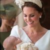 Filho de Kate Middleton e príncipe William, Louis usou o tradicional vestido de renda