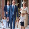 Kate Middleton, príncipe William e os filhos George, de 4 anos, e Charlotte, de 3 anos, foram juntos ao batizado do caçula Louis, de 11 semanas