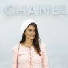 Para prestigiar o desfile da Chanel, Penelope Cruz escolheu complementar o vestido com uma boina, que tornou tudo mais fofo