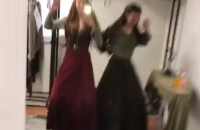 Marina Ruy Barbosa e Marina Moschen dançaram funk em camarim do Projac durante intervalo da novela 'Deus Salve o Rei' nesta segunda-feira, dia 10 de julho de 2018