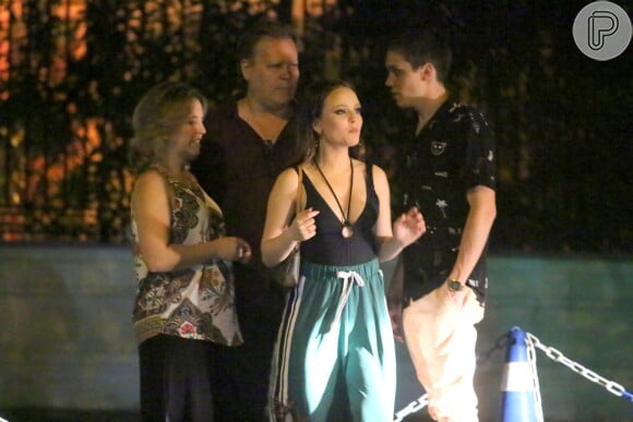 Larissa Manoela foi vista com os pais e o namorado, Leo Cidade, após festa