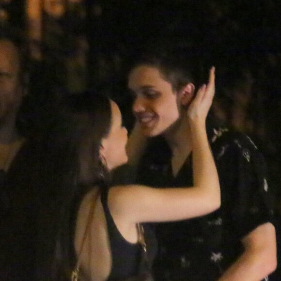 Larissa Manoela e o namorado, Leo Cidade, trocaram carinhos após festa do cantor Nego do Borel
