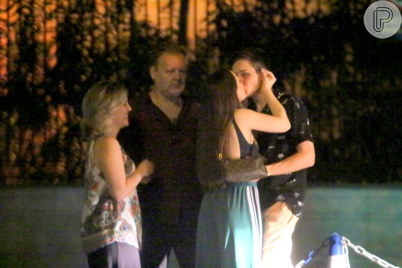 Larissa Manoela beijou o namorado, Leo Cidade, após festa do cantor Nego do Borel
