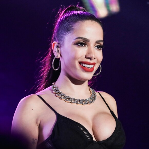 Anitta está no México gravando como técnica do 'The Voice'