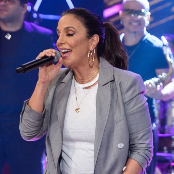 Ivete Sangalo diz que o marido, o nutricionista Daniel Cady, e o filho Marcelo a ajudam com as gêmeas: 'Eu quero segurar, quero trocar fralda, quero colocar pra dormir, aí quando você percebe que não é possível, aí eu faço um planejamento. O pai entrou com tudo e Marcelo também!'