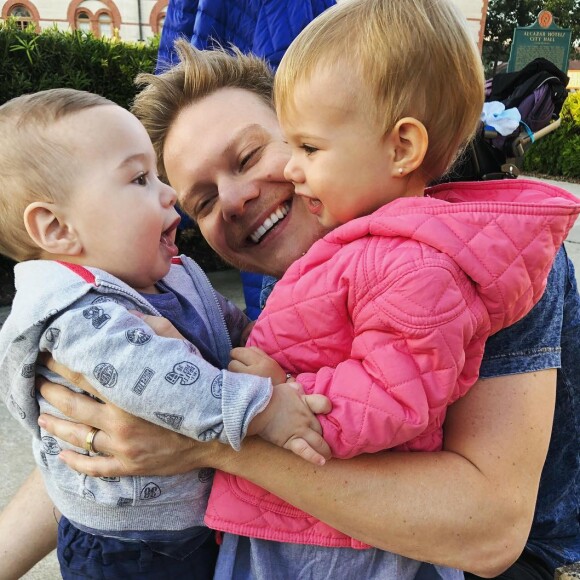 Michel Teló revala talento artístico da filha: 'Melinda agora fica uma hora cantando no berço, a gente coloca ela no berço, dá boa noite para ela e compomos na babá eletrônica. Aí ela começa o repertório inteiro dela de canções. Ela canta de tudo'