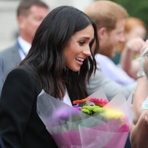 Meghan Markle foi presenteada com flores por irlandeses