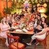Andressa Suita reuniu amigos e familiares em um restaurante em Goiânia para o chá de bebê
