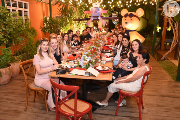 Andressa Suita reuniu amigos e familiares em um restaurante em Goiânia para o chá de bebê
