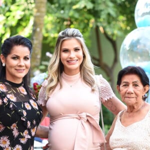 Andressa Suita posa com a mãe, Suely, e a avó, Elza Maria, durante o chá de bebê