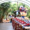 Andressa Suita deixou o restaurante com decoração temática, com direito a um urso gigante