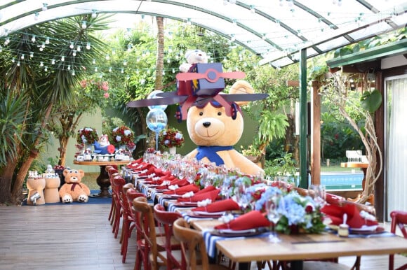 Andressa Suita deixou o restaurante com decoração temática, com direito a um urso gigante