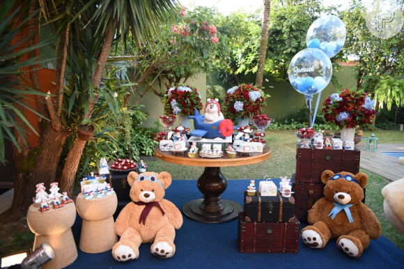 Ursinhos de várias cores estavam presentes na decoração e no bolo do chá de bebê de Gabriel