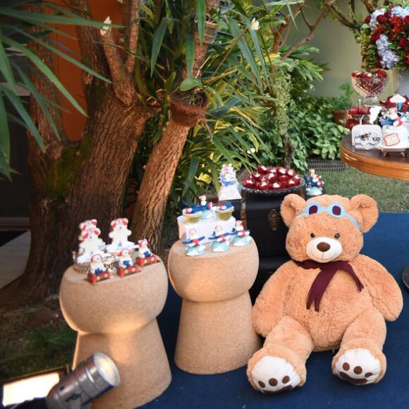 Ursinhos de várias cores estavam presentes na decoração e no bolo do chá de bebê de Gabriel