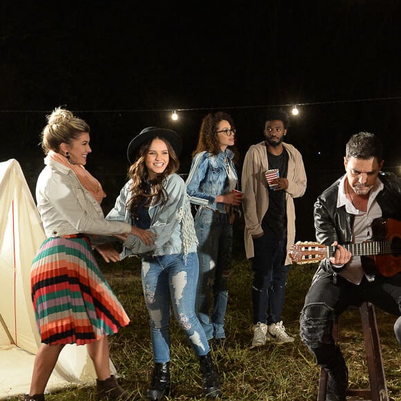 Larissa Manoela se diverte com Lorena Improta na gravação do clipe 'Reggae in Roça'