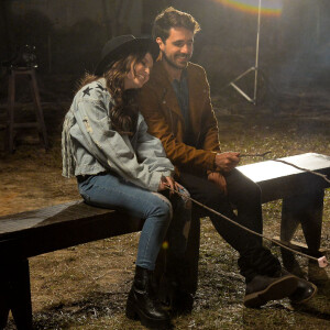 'Estou gravando mais um clipe muito especial com pessoas que eu admiro e acompanho', declarou Larissa Manoela