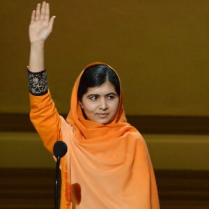 Malala foi atingida por um tiro na cabeça quando tinha 15 anos por ter insistido em estudar no Paquistão, onde o sistema negava tal direito às meninas