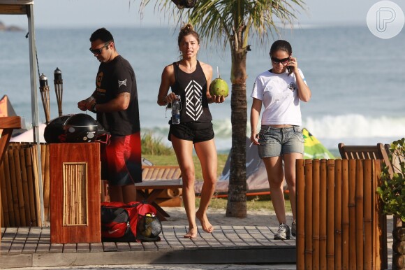 Grazi Massafera aproveitou a quinta-feira, 24 de julho de 2014, de sol para se exercitar na praia da Barra da Tijuca, na Zona Oeste do Rio