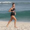 Grazi Massafera mostrou muita disposição ao correr na areia fofa da praia da Barra da Tijuca nesta quinta-feira, 24 de julho de 2014