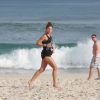 Grazi Massafera mostrou muita disposição ao correr na areia fofa da praia da Barra da Tijuca nesta quinta-feira, 24 de julho de 2014. Com um corpão invejável, a atriz chamou a atenção dos banhistas