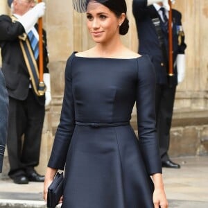 Meghan Markle tem quebrado protocolos com seu estilo nas aparições públicas; o uso de preto e cores escuras, como fez com o look Dior, não é comum na família real