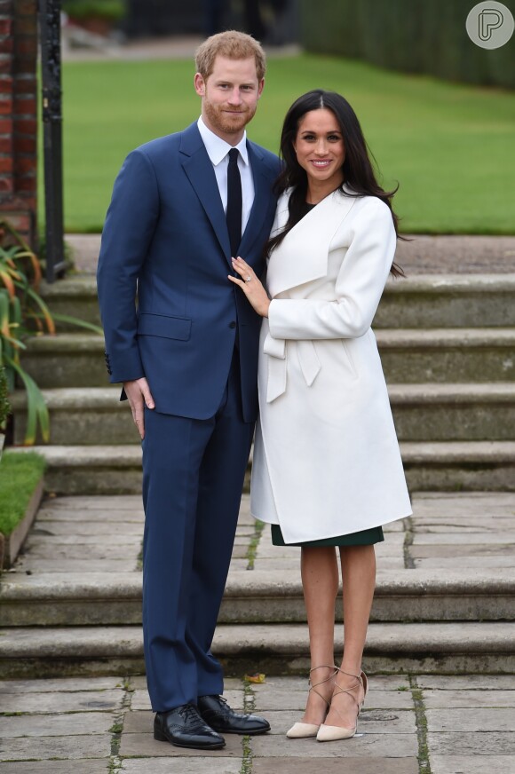 Meghan Markle usou as penas nuas (sem meia calça) nas fotos oficiais do noivado com Harry