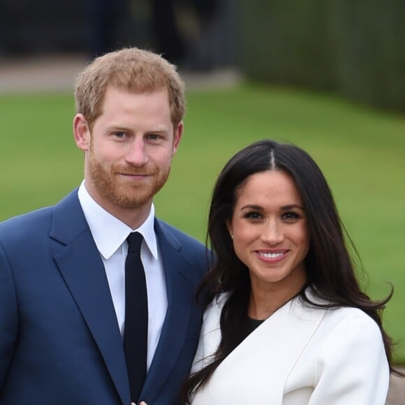 Meghan Markle usou as penas nuas (sem meia calça) nas fotos oficiais do noivado com Harry