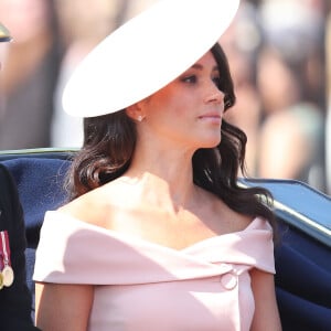 Meghan Markle expôs os ombros em evento oficial Trooping the Colour, comemoração do aniversário da Rainha