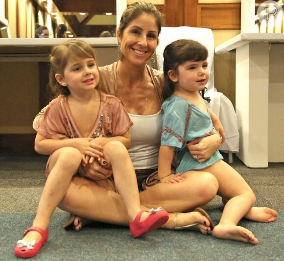 Patricia Maldonado posa com as filhas Nina e Maitê