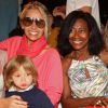 Adriane Galisteu confere desfile da marca Spezzato Teen com o filho, Vittorio, Gloria Maria, Patricia Maldonado e Camila Espinosa durante o Fashion Weekend Kids, na Ilha de Comandatuba, na Bahia (24 de julho de 2014)